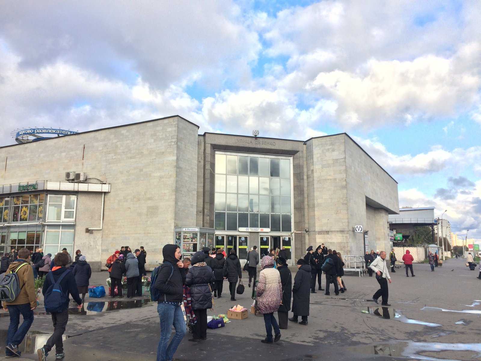 Улица дыбенко санкт петербург. Ст метро Дыбенко Санкт-Петербург. Улица Дыбенко 26. Улица Дыбенко 26 Санкт-Петербург. Станция метро Дыбенко снаружи.